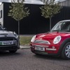 MINI ハッチバック のEV「クーパーSE」と初代MINI。英国オックスフォード工場