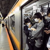 ゴールデンウィークの減便前、4月26日の中央線快速。結果的に減便前と変わらぬ混雑に見舞われ、今後の人流抑制に課題を残した。