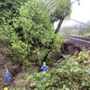土砂流出箇所から見た、傾いた架線柱。