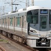 京阪神の基幹路線であるJR京都線・JR神戸線でも高槻～京都間や須磨～西明石間で昼間時間帯の減便を実施。写真は新快速の225系。
