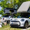 純正ルーフテントを装着したMINIの電動2車種。MINI『カントリーマン』（日本名：MINI『クロスオーバー』）のPHVとMINI『ハッチバック』のEV