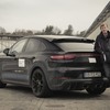 ポルシェ・カイエン・クーペ の新たな高性能モデルのプロトタイプとヴァルター・ロール氏