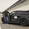ポルシェ・カイエン・クーペ の新たな高性能モデルのプロトタイプとヴァルター・ロール氏