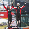 今季初優勝を飾ったエバンス（右。左はコ・ドライバーのS.マーティン）。