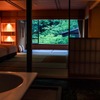 SPA Living の中央にあり、まるで天から溢れるような温泉は、まさに日常の騒動を忘れさせる