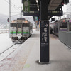 新函館北斗駅に進入する函館本線の下り普通列車。同駅を含む七飯～大沼間は優等列車では上り線として機能していたが、北海道新幹線開業後は上下とも通過するようになった。逸走した車両はブレーキが効かずに同駅を通過していった。