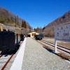 「日本一の無蓋車公園」が整備される旧太子駅。同駅が終点だったいわゆる「太子線」は、長野原線（現・吾妻線）長野原（現・長野原草津口）駅から分岐していた同線支線のことで、日本鋼管群馬鉄山の専用線として戦時中の1945年に開業。1952年10月に国鉄に編入され、1954年6月から旅客営業を開始したが、1966年に群馬鉄山が閉山したため1970年11月に休止、翌年5月に廃止された。その後、駅舎などが「旧太子駅」として復元され、2018年4月から公開されている。