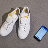 靴に装着した「あしらせ」とスマートフォンアプリ。