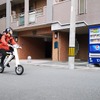 スタッフが車載EVバイクで巡回