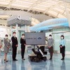 各航空会社CAと共にWHILLサービス開始の記念写真