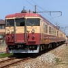 「観光急行」として運行が開始されるトキ鉄の「国鉄型電車」。クハ455-701は唯一の国鉄急行型交直両用電車の生残りで、複数のヘッドマークが付けられる。運行開始から当面の間は全車自由席で運行され、ワゴンによる車内販売を実施。観光案内や見どころでの徐行運転も行ない、秋頃からは車内での飲食サービスも予定。