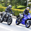 スズキ ジクサー250（左）とヤマハ YZF-R25 （右）