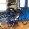 車内には固定具がないため、スタンドがない自転車はベルトなどで固定する。スタンド付き自転車の場合、自身で支える。持込みは1人1台まで。