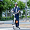 歩行領域EV（警備実証用モデル）を活用して公道を巡回する警備員