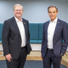 2022年1月1日付けでボッシュの新CEOに就任するシュテファン・ハルトゥング取締役。右はフォルクマル・デナー現CEO
