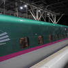 東北新幹線では仙台発上りでE5系による深夜新幹線を設定。写真は新函館北斗駅で発車を待つ夜の上り『はやぶさ』。
