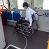 フロアにガイド戦を用意することで、車いすでの誘導を補助することにもなる