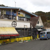 鹿児島・隼人の海沿いにあるドライブイン、戦史館。かつて鹿児島市の繁華街で軍国酒場という名物酒場を営んでいた老夫婦が経営しているのだが、最近はクローズが続いている。