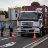 聖火リレーコース付近で迂回を指示されるトラック（6月24日、静岡県内）
