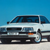 1988年、アウディはV8を高級車セグメントに投入。