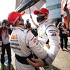 GT500クラス予選トップの山本尚貴（中央左）と牧野任祐（中央右）