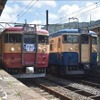 7月にデビューしたトキ鉄の国鉄型電車413・455系（左）。東京オリンピックにちなんだ「オリンピア」のヘッドマークを付け、しなの鉄道の横須賀色115系と並んだ。