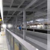 モノトーンにまとめられるホームのイメージ。待合室には格子戸や白壁をあしらい、地域の伝統や文化を感じられるものとする。