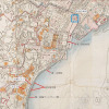 線路が海上の築堤上に伸びていた1878年の古地図に、現在のポイントを反映させた図。築堤は埋め立てられ、当時、海だった部分が線路になり現在に至る。