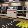 安全性の向上策として大阪メトロやJR西日本、民鉄の主要駅でホームドアの整備が推進される。