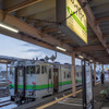 長万部駅で発車を待つ函館行き普通列車。「渡島ブロック」で協議している函館～長万部間は五稜郭以北で貨物列車が運行されているため、簡単には鉄道廃止を結論付けられない。