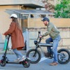 コスウエル EVスクーター（左）とスマートEV（右）