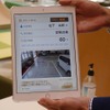 顧客用タブレット端末。作業の残り時間や、作業担当者、作業映像を端末上で確認が可能