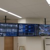 事務所用3連モニター。左からピット見える化画面、ナンバー認識通知画面、監視カメラ映像