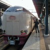 定期列車ではJR唯一の夜行列車『サンライズ瀬戸・出雲』。使用されている285系電車はJR東海とJR西日本の共同製作で、最高速度は130km/h。