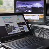 後席シートに設置されたオペテータ-用PCとモニター