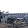 現在の倶知安駅構内。左手の駅舎側ホームは1986年10月まで伊達紋別～京極～倶知安間を結んでいた胆振線の列車が発着していたが、すでに線路が撤去されており、ホームとしては機能していない。左の線路は留置線。2021年9月20日。