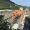 帆坂保守基地の全景。面積は約2万3900平方m、留置線の総延長は約1600mあり、移動式門型クレーンやバラスト積込設備、検修庫、給油設備を備える。