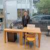 HIROMAと代表取締役社長執行役員・竹内宏氏の後ろには、BMW ALPINA B8 Gran Coupéが展示されている。