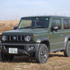 スズキ ジムニーシエラ 1.5 4WD JCのフロントビュー。軽自動車と同じボディなのに小ささをまったく感じさせない力感あふれる装い。