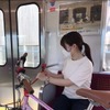 車内ではベルトで自転車を固定する。