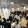 電車の運転再開を待つ人々（10月7日、東京・新宿駅）