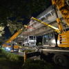 日暮里・舎人ライナー、脱線車両をクレーンで搬出（10月8日）