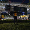 日暮里・舎人ライナー、脱線車両をクレーンで搬出（10月8日）