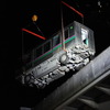日暮里・舎人ライナー、脱線車両をクレーンで搬出（10月8日）