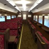 1・5号車「たんちょうカー」の車内イメージ。左手が山側、右手が川側。木材を使用することで暖かみと高級感を感じる室内にまとめ、壁面は雪原に点在する木々をイメージした木目調に。