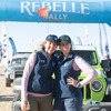 女性だけで競う「Rebelle Rally」を制したニーナ・バーロウとテラリン・ピーターライトの両選手とジープ・ラングラー 4xe