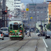 熊本市内を走る市電。オークションでは座席や系統板、乗車口案内板、運賃箱、車掌用革カバン、方向幕など、市電にまつわるありとあらゆるものが出品される。