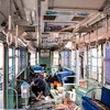 車内での部品取外し作業。