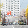 すっかり色づいた札幌市内。歩道橋にはM101号を待ち構えている人々が多数。西線6条～西15丁目。