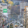藻岩山をバックに西へ向かうM101号（左）。幌南小学校前～東屯田通。2021年10月31日。
